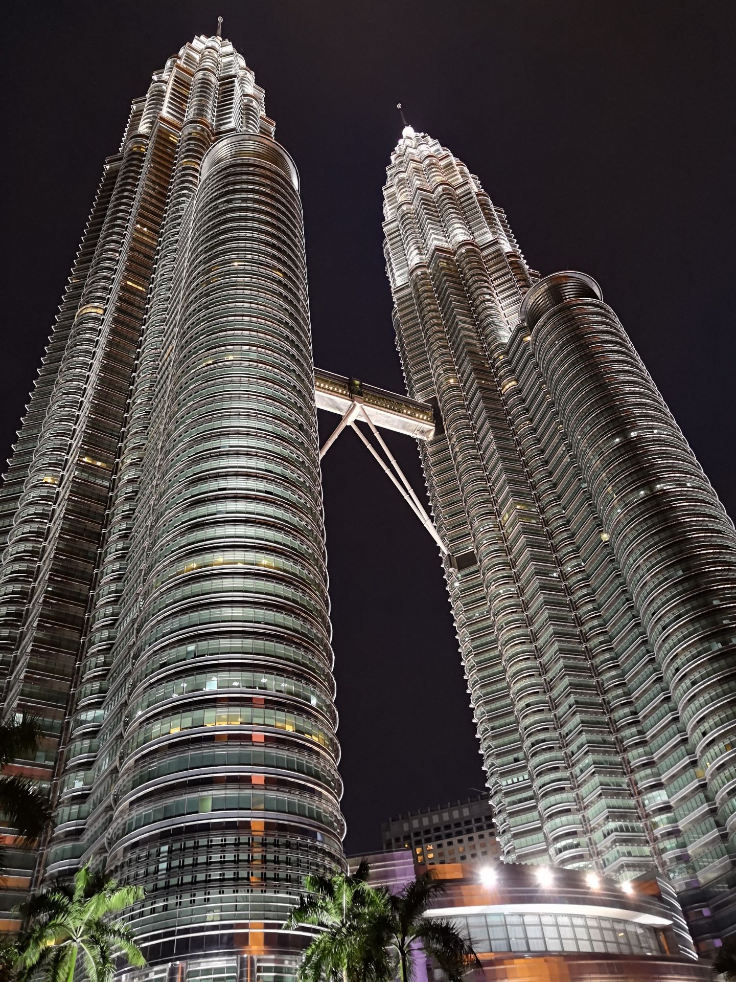 【携程攻略】吉隆坡双子塔景点,石油公司的双子塔建筑，可上84层塔顶，一览吉隆坡景色。其中的商场物…