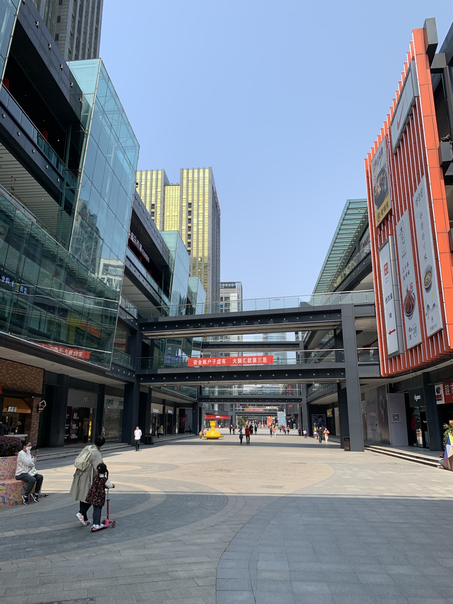 星光大道是杭州滨江区最早的商业中心 经过几期的建设 这里已经南北向