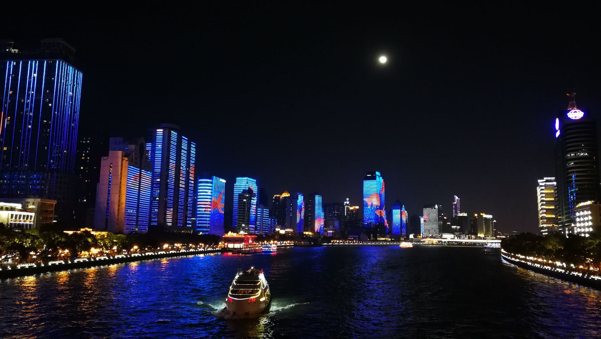 【携程攻略】广州珠江夜游景点,广州的珠江夜游票价都在50以内，还是很亲民的。以前没有广州塔的时候…
