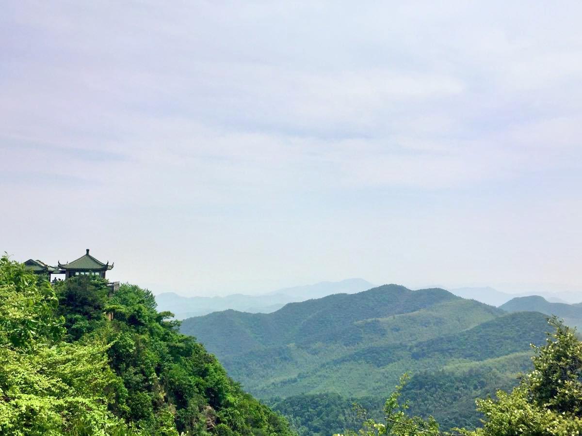 【携程攻略】莫干山天池景点,五一节期间去,从庾村到景区的山路上车满