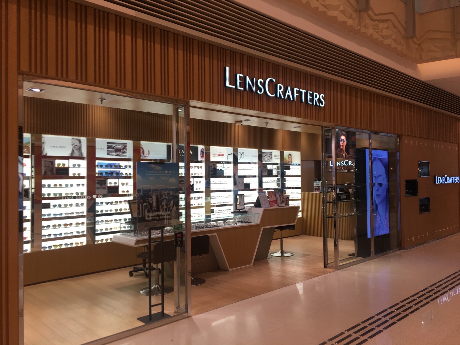 亮视点代理了世界很多知名眼镜在香港的销售,大家熟知的就有雷朋