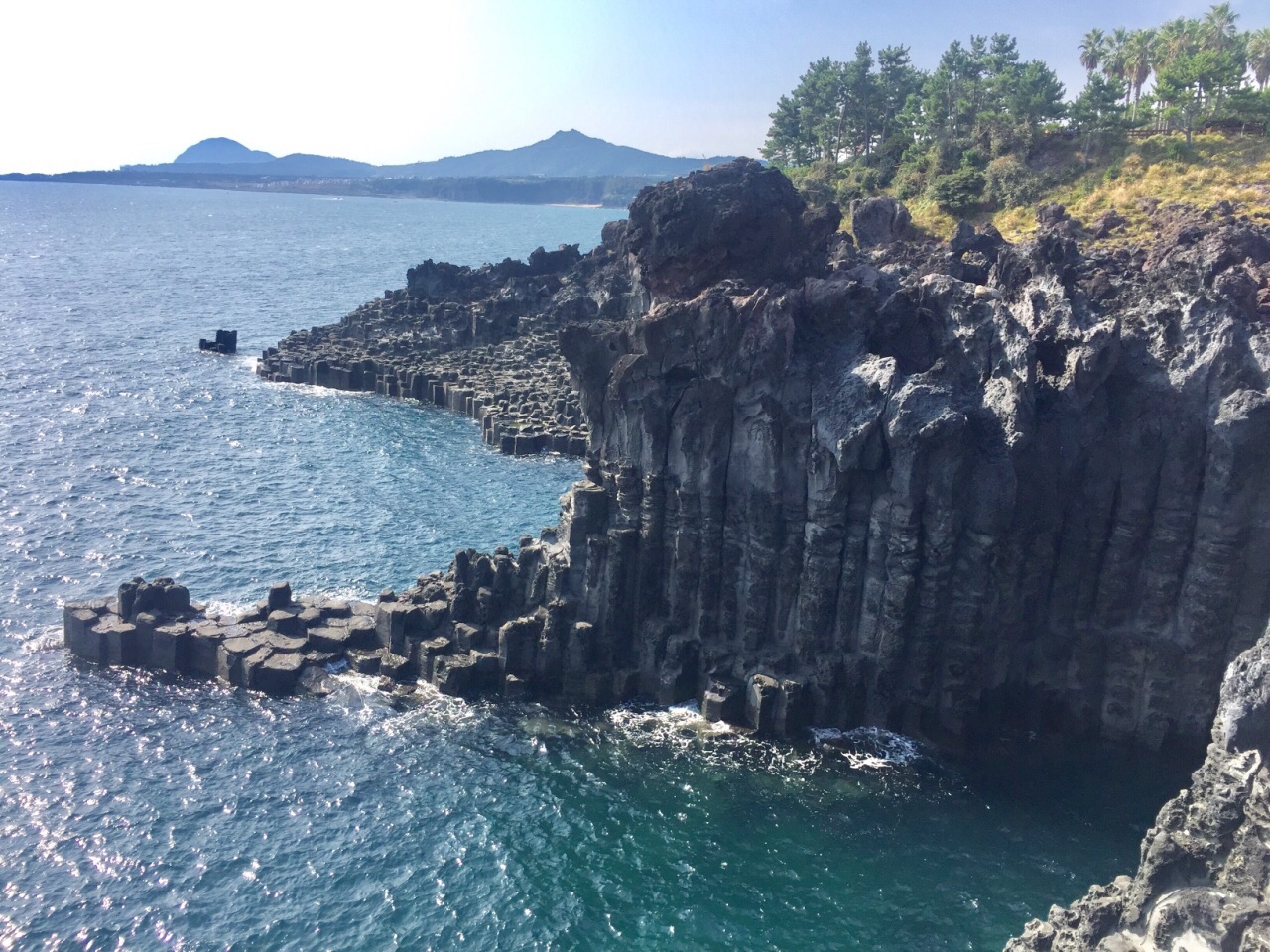 海内外的柱状节理带
位在西归浦市的中文洞到大浦洞之间
&