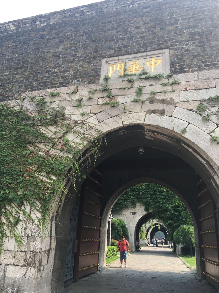 遗迹,可以看到27个藏兵洞据说可以藏3000甲士,每个城门都有暗铁闸门