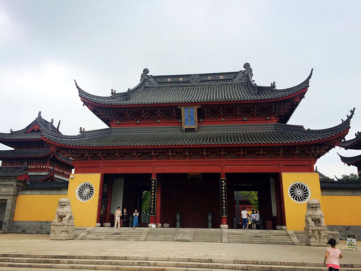 最高的水上观音阁和主寺庙区相互呼应,里面有国内最大最高的大雄宝殿