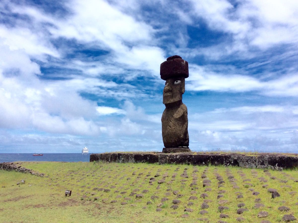 这些石像是如何站在那里的？科学家发现复活节岛神像的秘密！_雕像