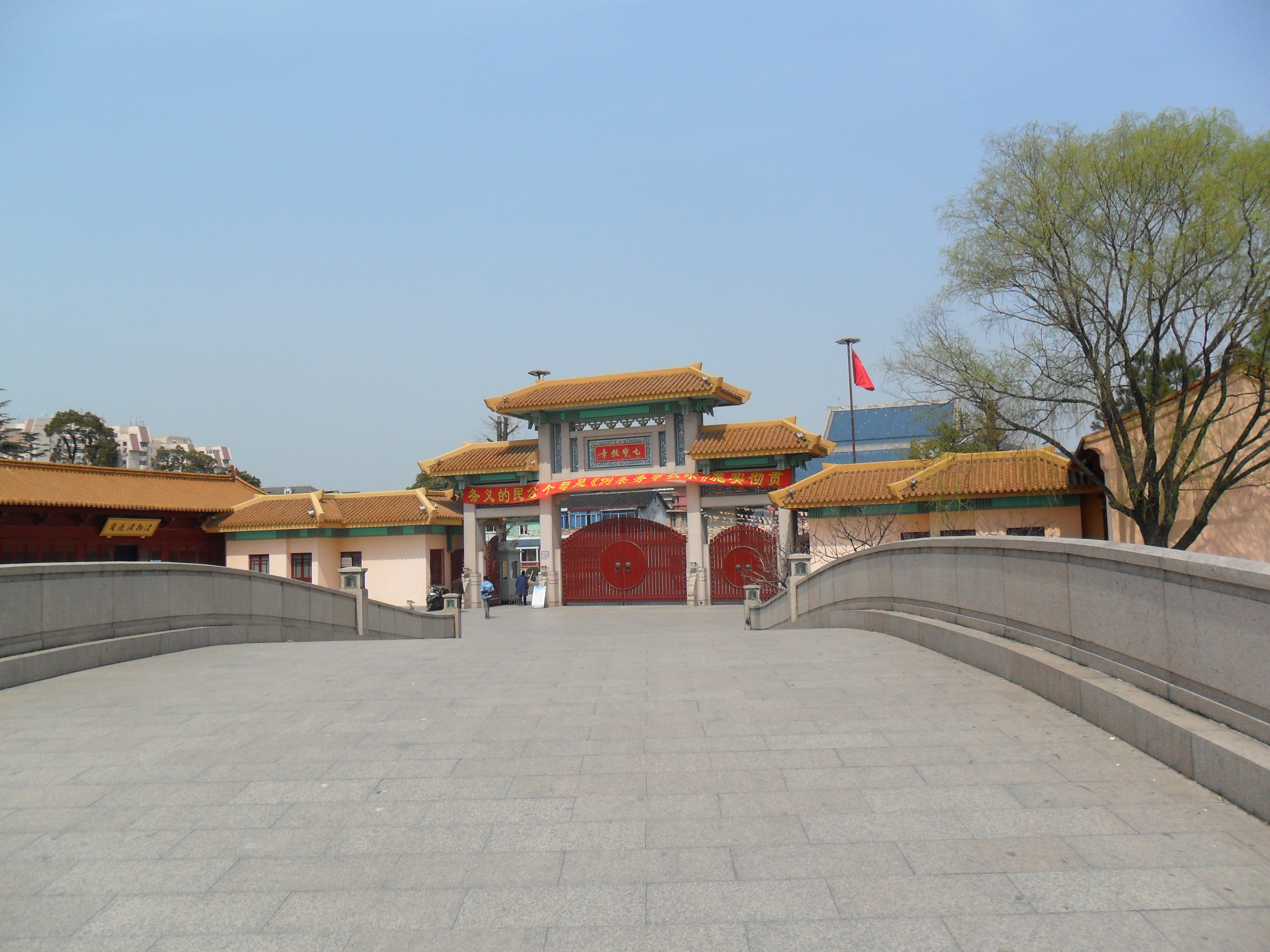 【携程攻略】上海七宝教寺景点,七宝教寺移址重建于2002年，七宝古镇的东侧新镇路旁；寺庙占地颇大，…