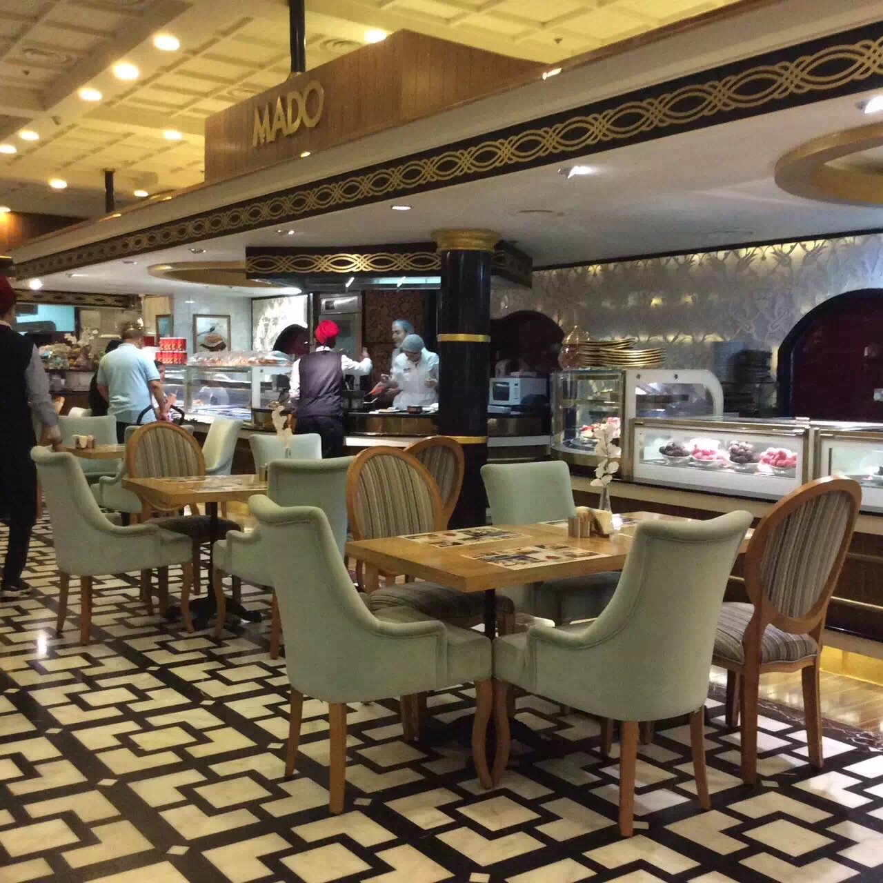 这是一家土耳其知名的百年老店,那里的人们太爱吃蛋糕,糖果和冰淇淋了