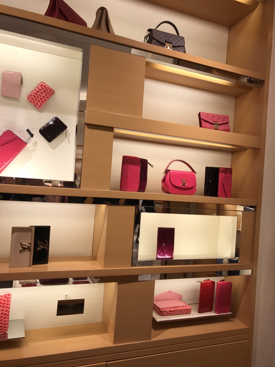 迪拜迪拜购物中心购物,好累啊 逛的脚疼 完全逛不完 奢侈品不便宜