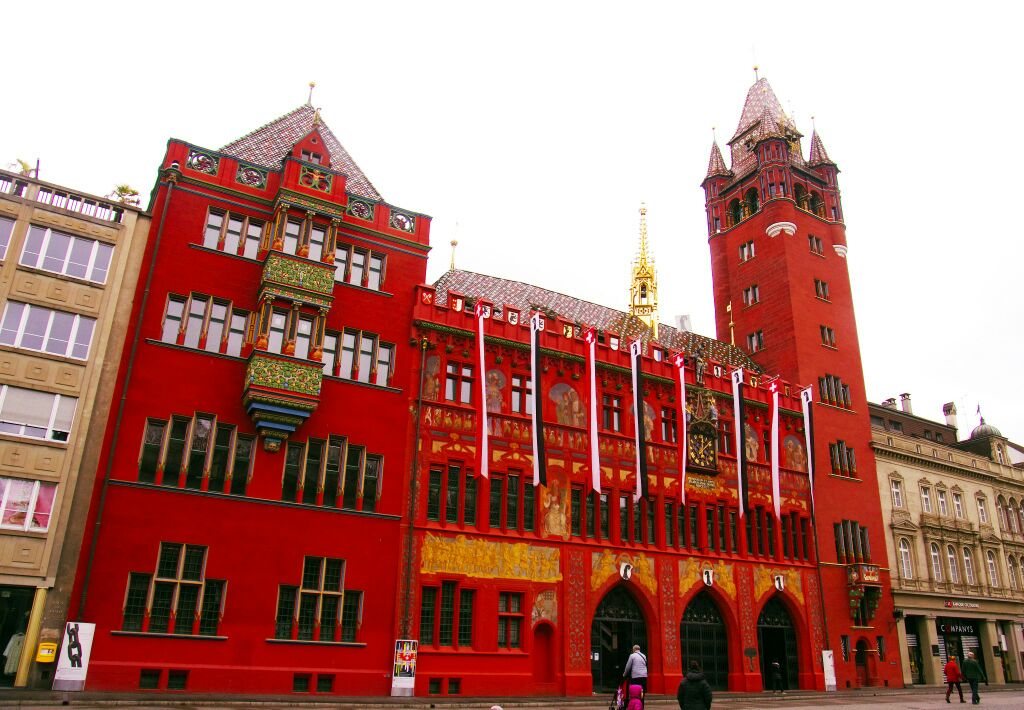 巴塞尔市政厅是色彩艳丽的哥特式建筑红褐色的外墙显得特别的艳丽墙上