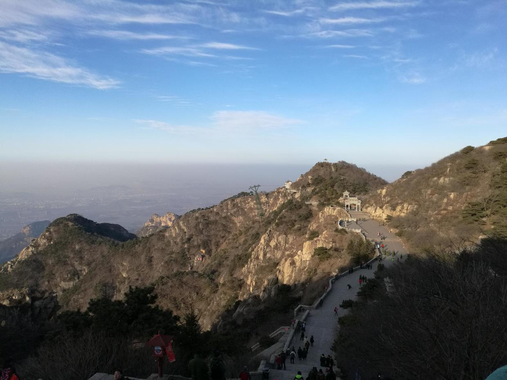 獨行夜爬泰山,組隊登山四俠.