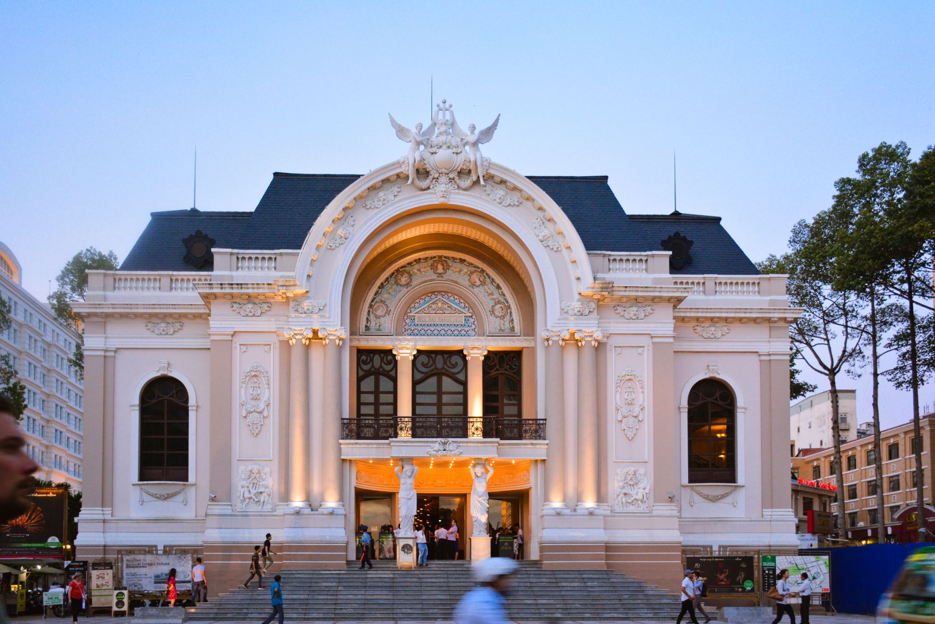 胡志明市大剧院就在市政厅旁边,由法国建筑师eugene ferret