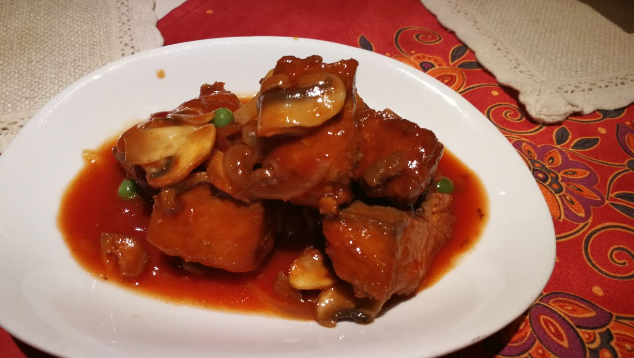 总体菜量很大,买了一份双人套餐,加了一份煎马哈鱼和一份罐焖蘑菇,四