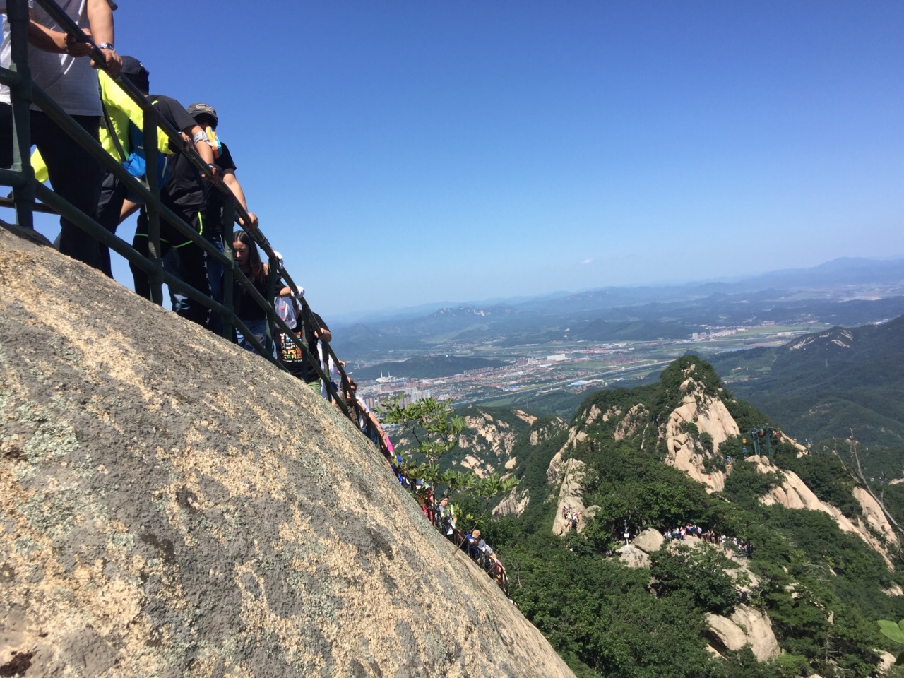 鳳凰山第一險,登頂必經的險陘,不走老牛背,枉來鳳凰山,在尺許之寬的僅