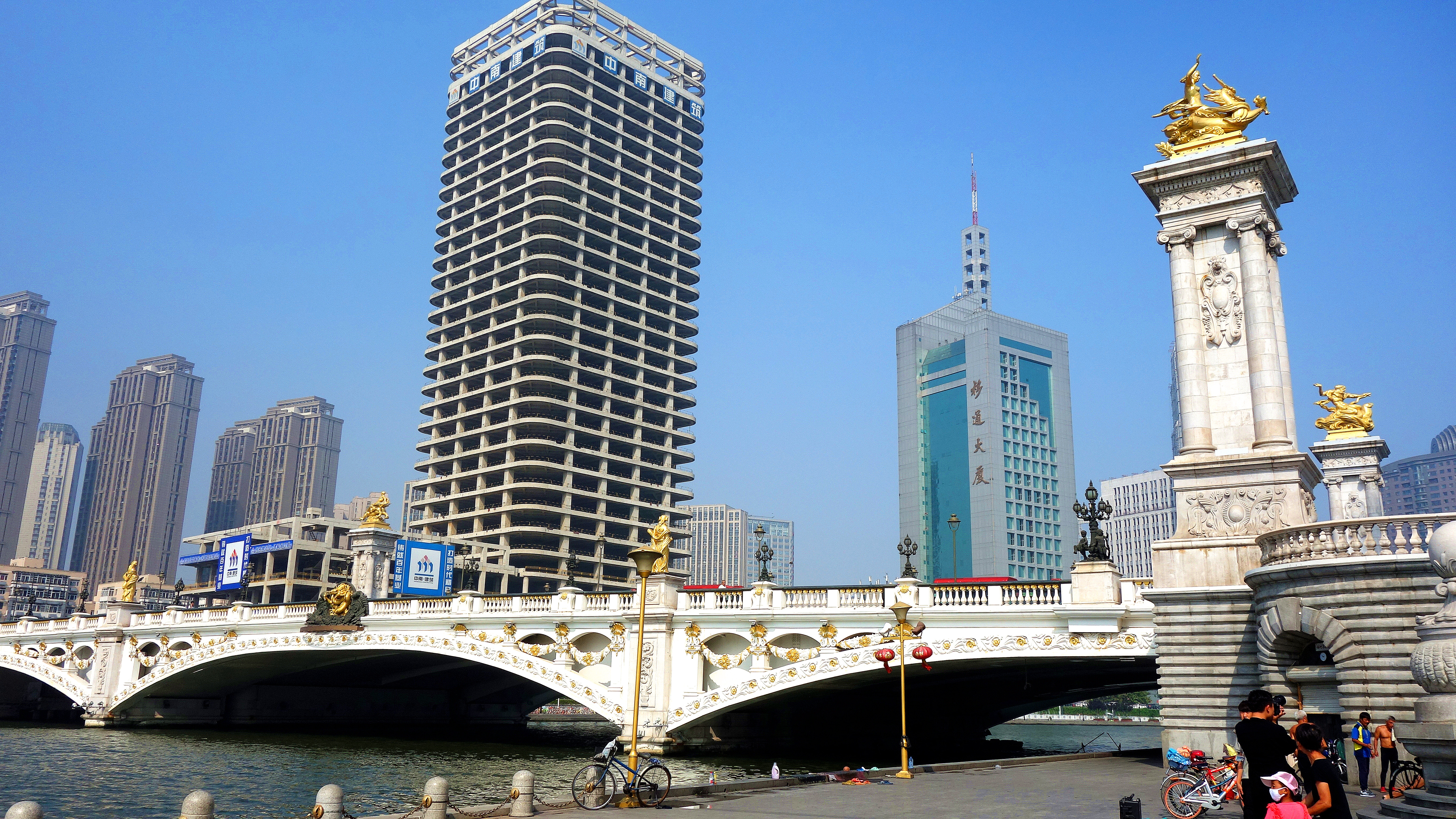 天津玻璃吊桥 - 工程案例 - 新乡市鸿德游乐设备有限公司