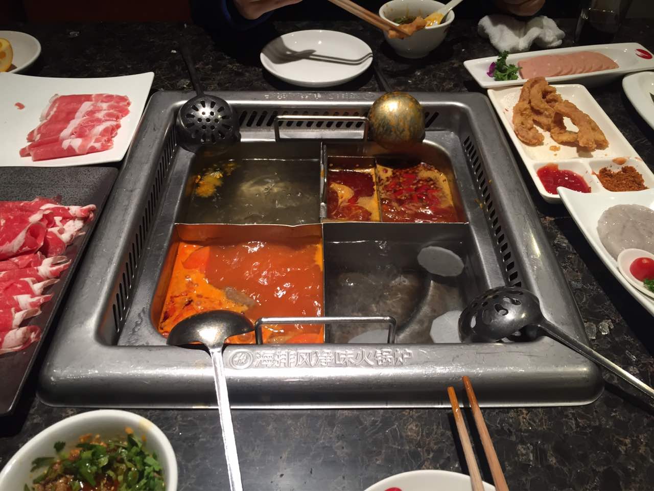 2025海底捞火锅(三盛国际店)美食餐厅,环境还可以，两个人吃的话一... 【去哪儿攻略】