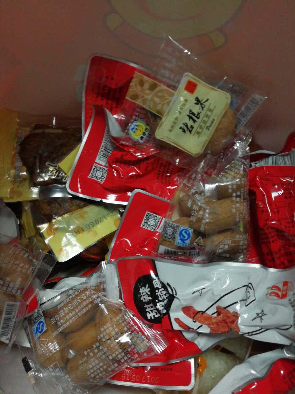 买零食的首选就是来伊份,已经很多年了,品种多,味道好.