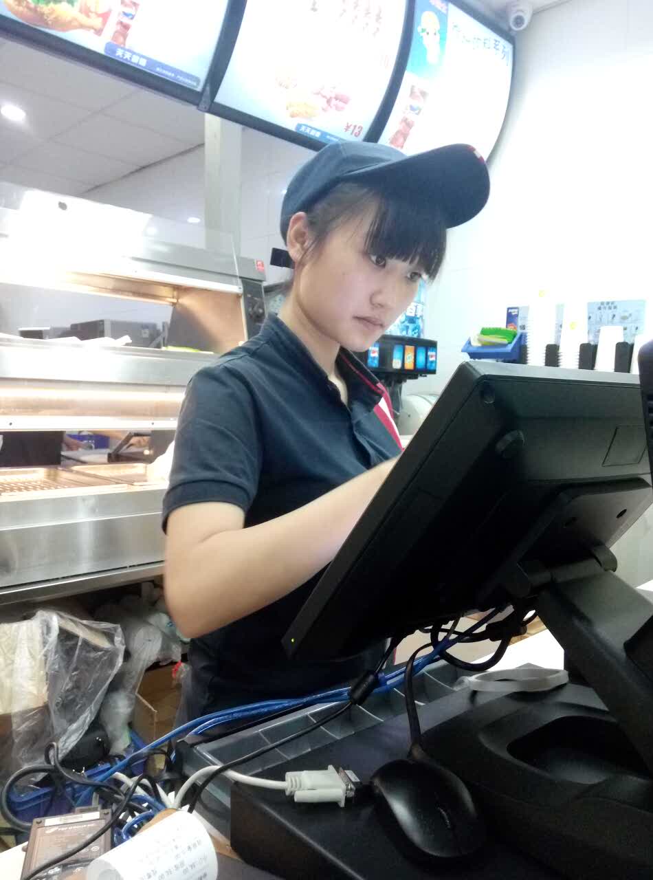 2021华莱士(明发店)美食餐厅,看着这位美女认真样子. 【去哪儿攻略】