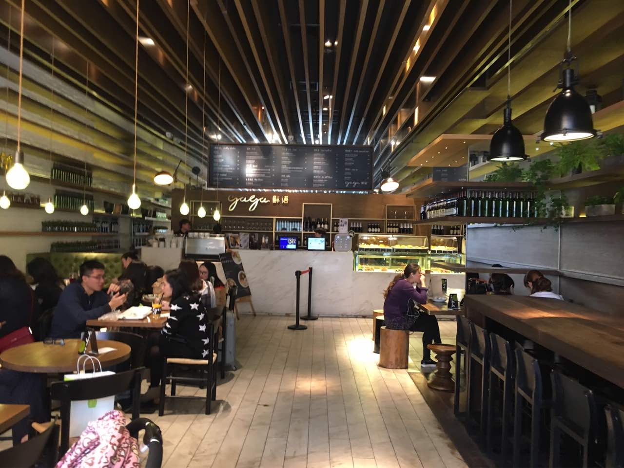 收东西不太及时 服务态度有待提高 店内环境不错 支付宝满50-15还送5