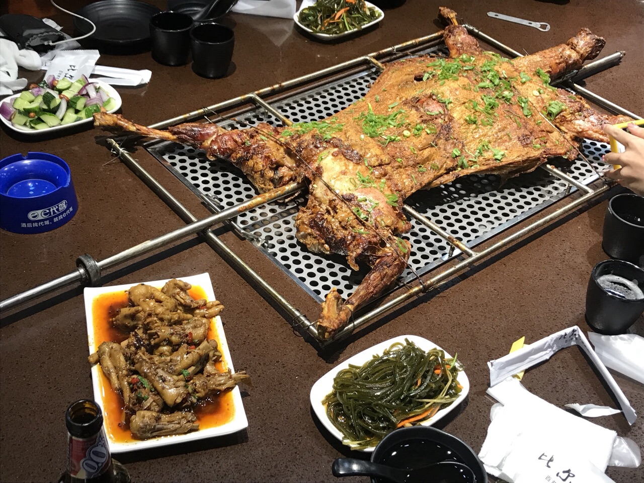 工厂风的烤全羊餐厅还是第一次遇见,进了大门我就