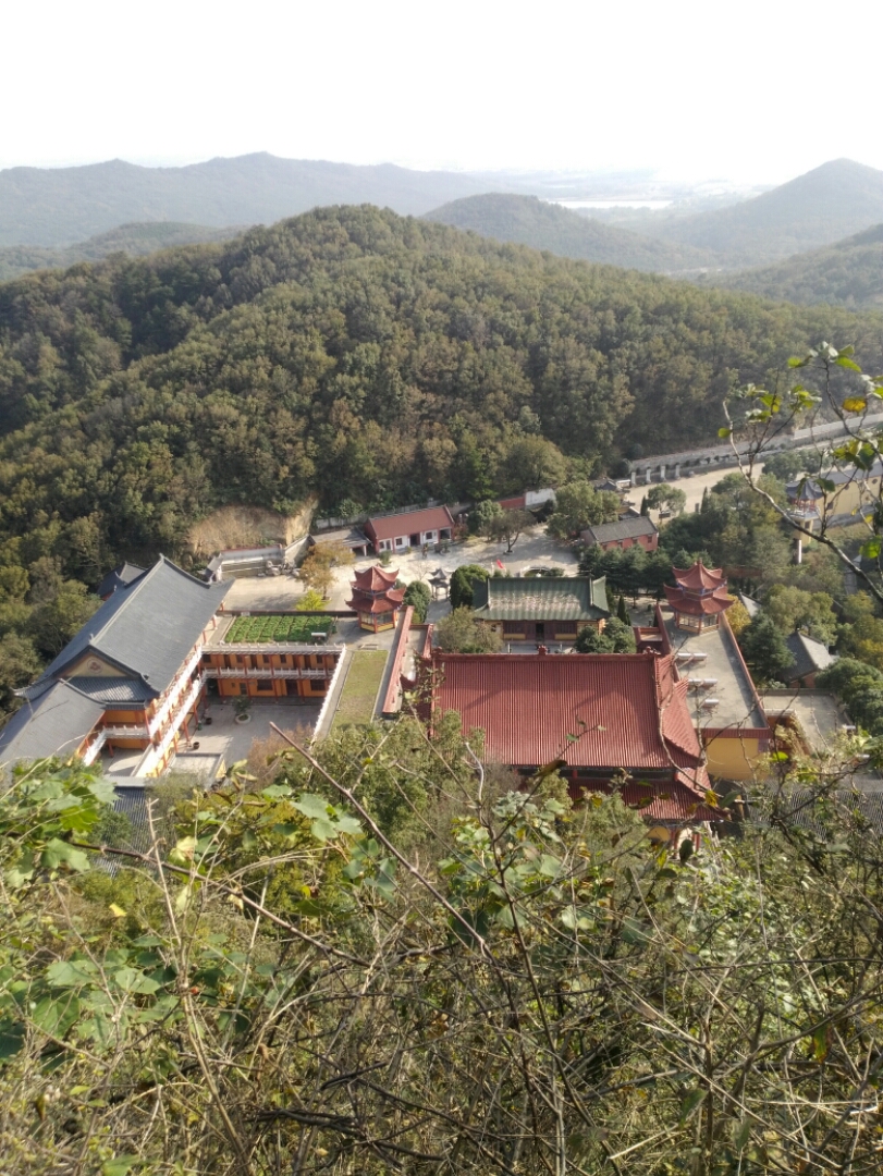 鸡笼山国家森林公园位于安徽和县境内,素有"江北第一名山"之称