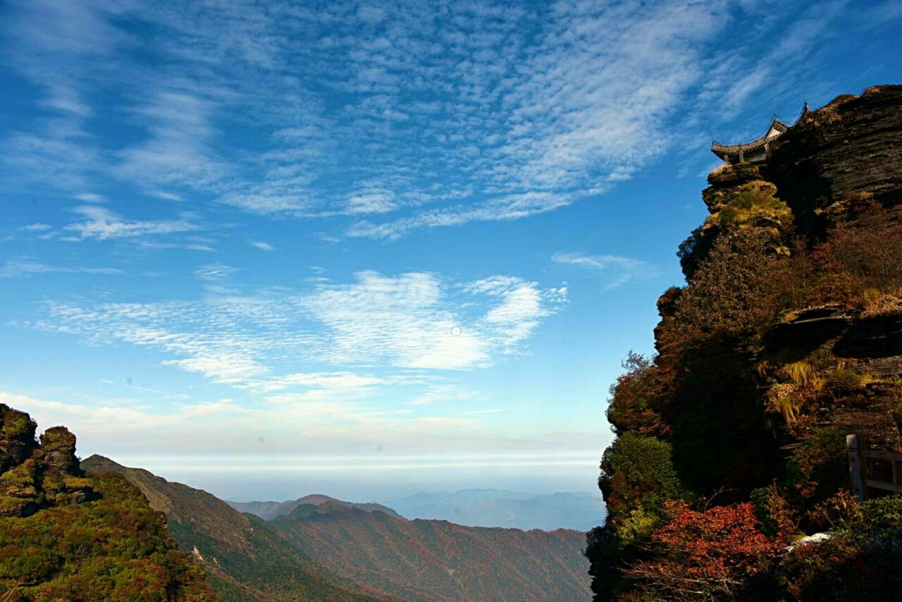 中国这尊天然形成的睡佛，由数个山体组成，长4000米，真乃奇观_乐山大佛