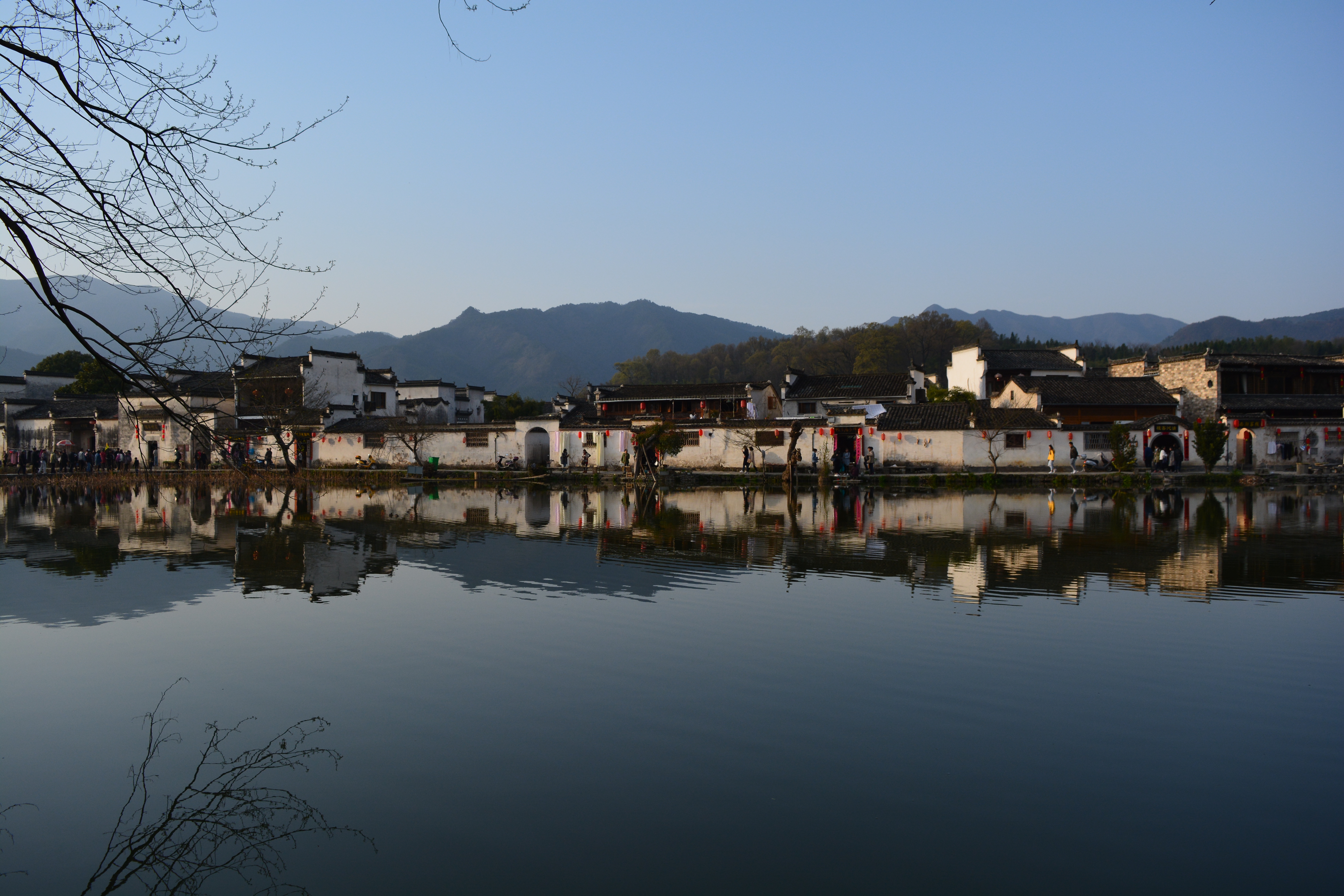 宏村,典型的徽派建筑风格,这里有很多写生的在校生,也算是宏村的一道