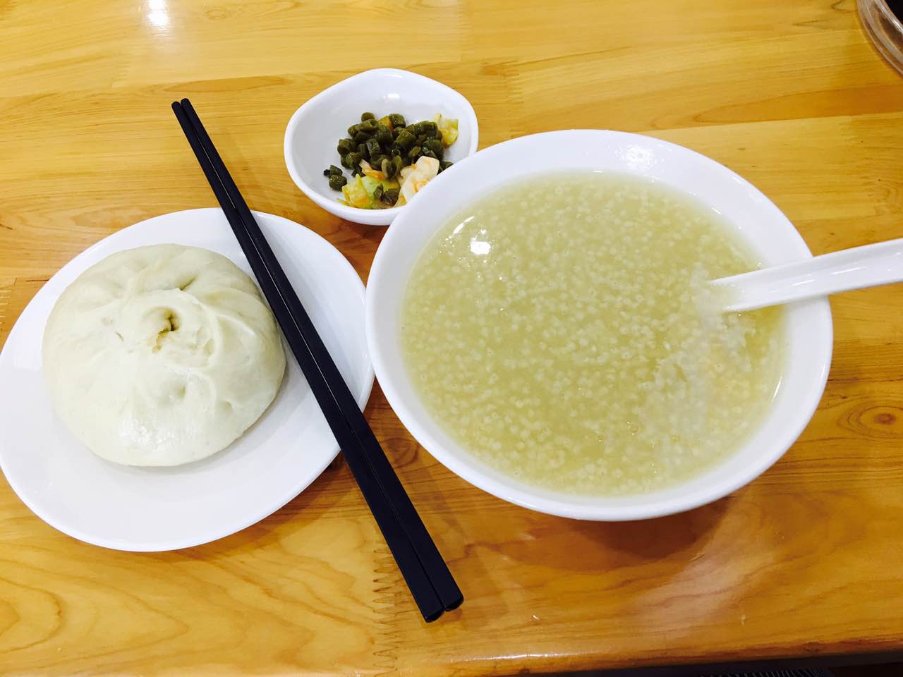 夏日绵绵,小米粥跟肉包更配哦!搭上小咸菜,好爽口哟!