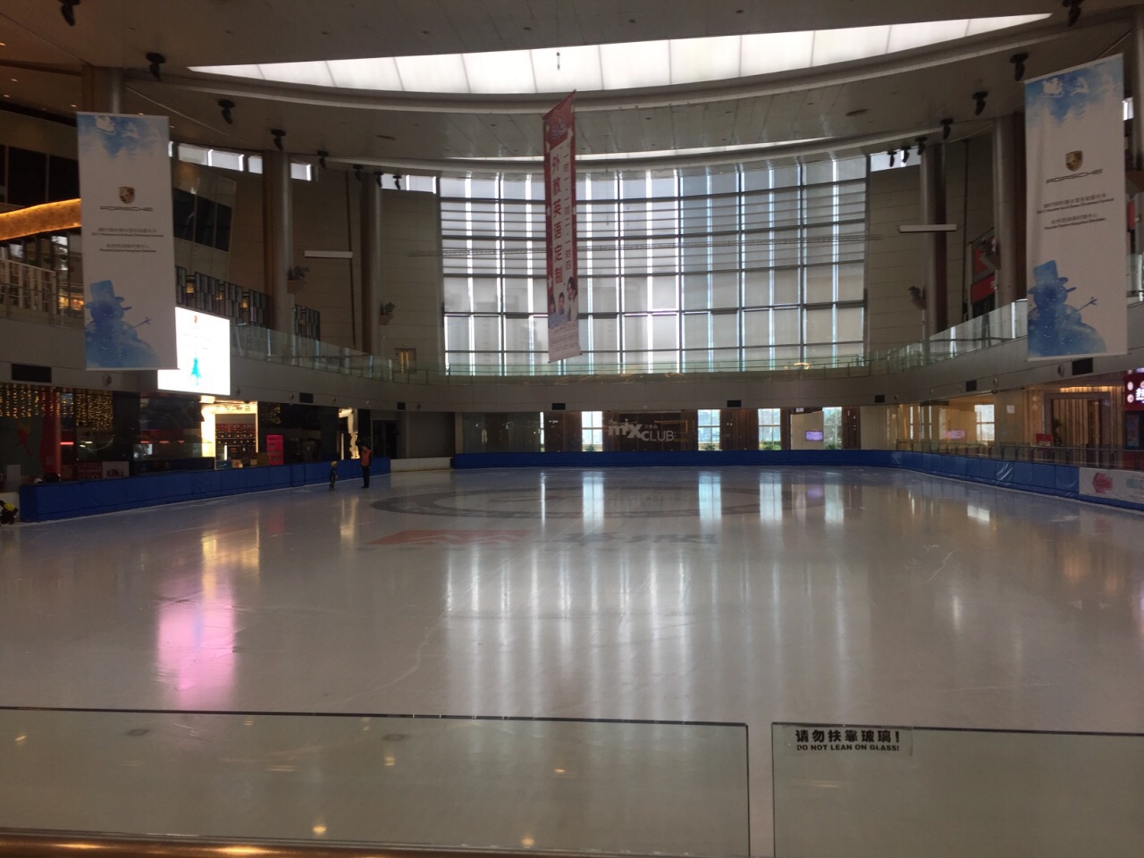 杭州冰纷万象滑冰场图片