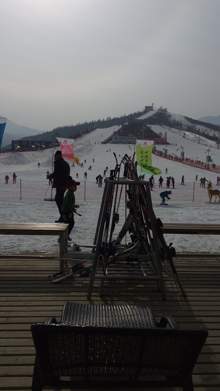 鸣山绿洲滑雪场 苏群图片