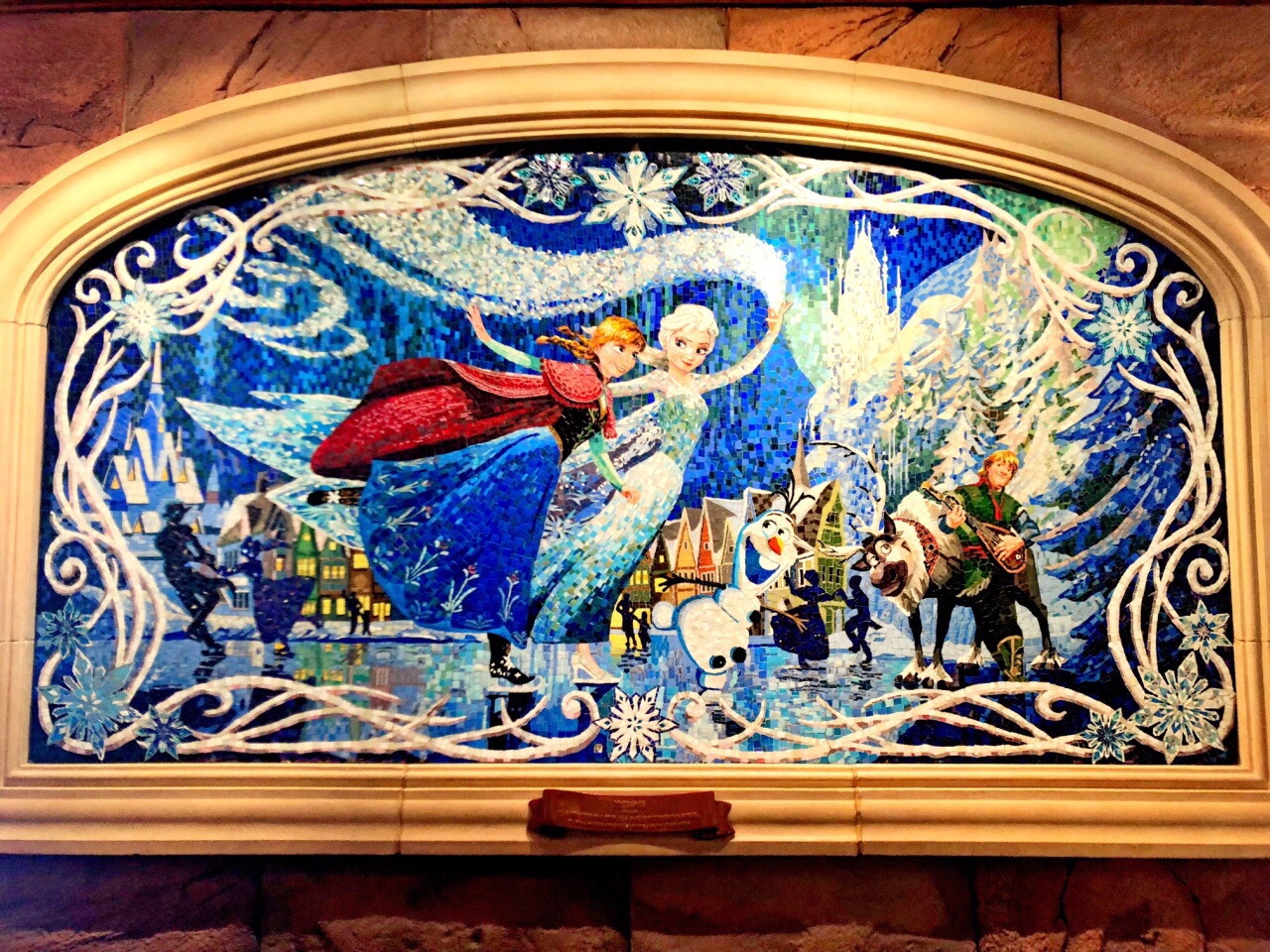 在迪斯尼乐园里城堡随处可见但城堡也不是360无死角的看到了两个巨大