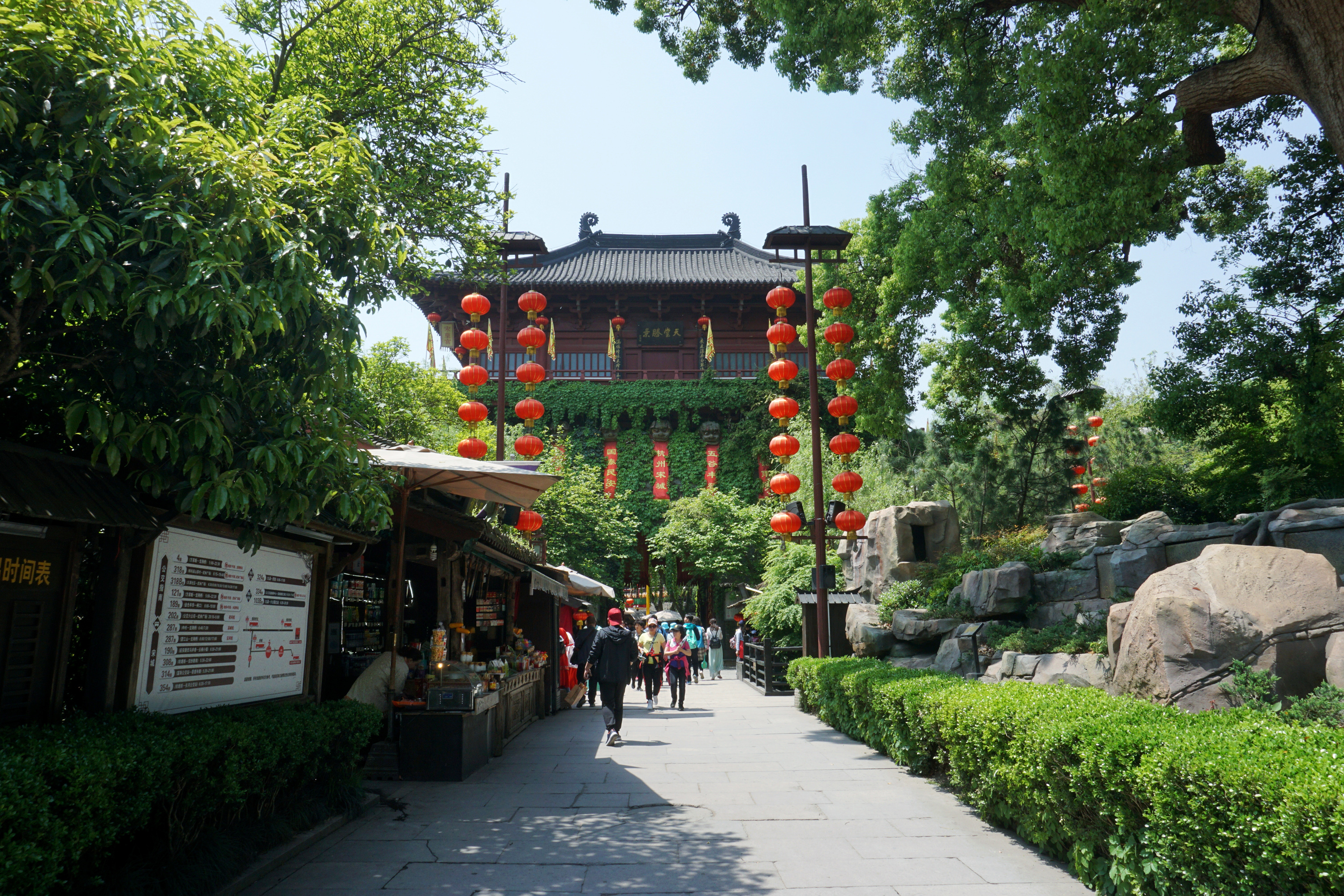 杭州宋城是根据南宋时期的临安都城所打造的仿古文化旅游区,景区内是