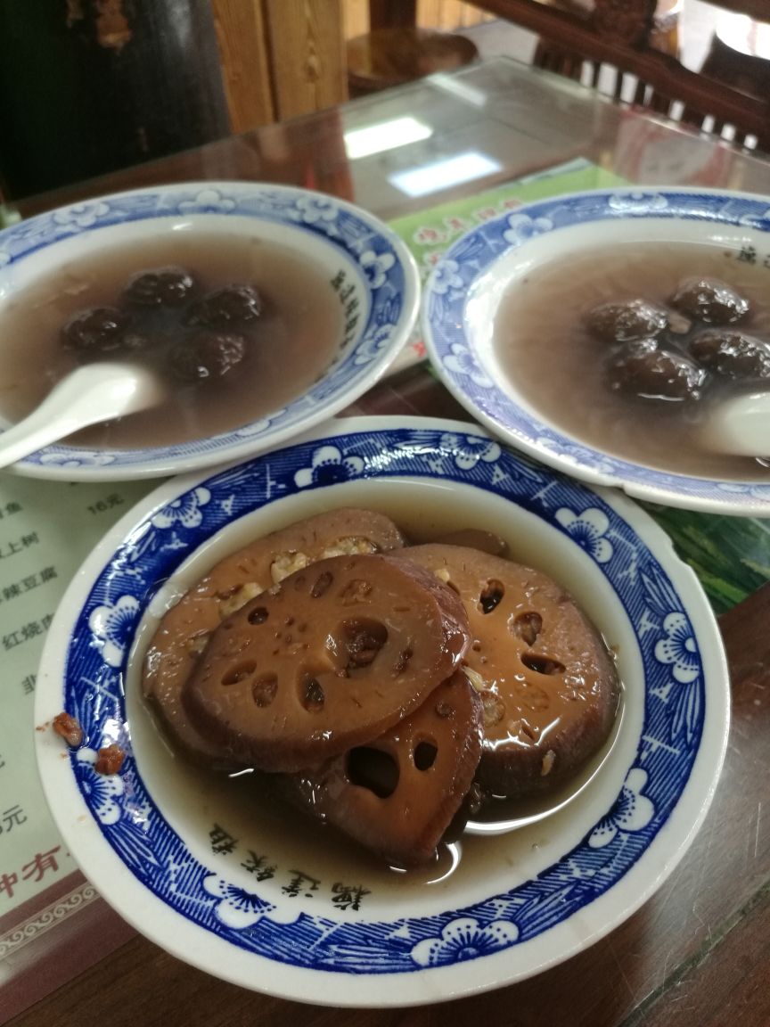 粗茶淡飯在揚州東關街,東關街是一條美食街