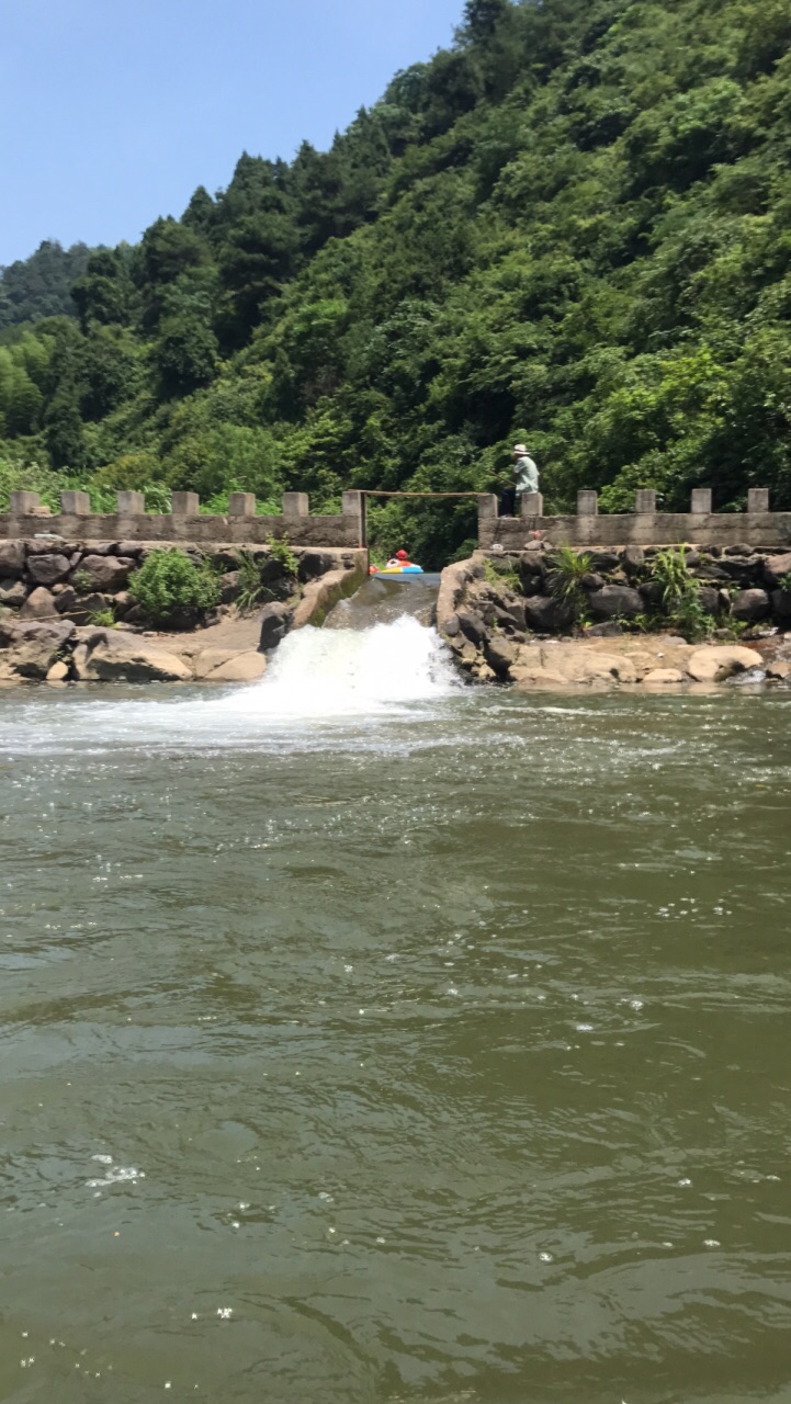 千岛湖龙门峡谷漂流