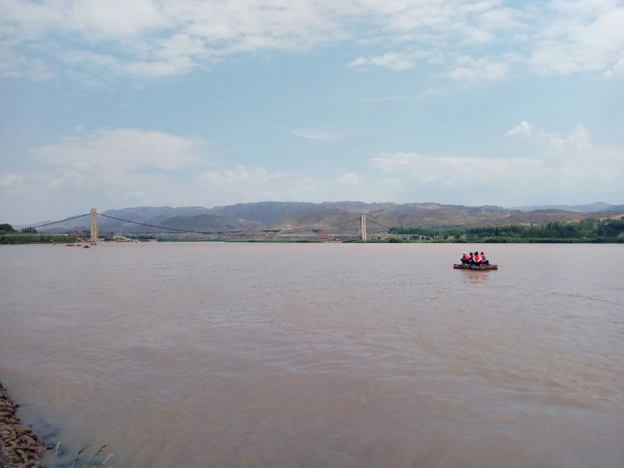 【携程攻略】中卫双狮山景点,就在沙坡头的黄河对岸,从地图上看那一片
