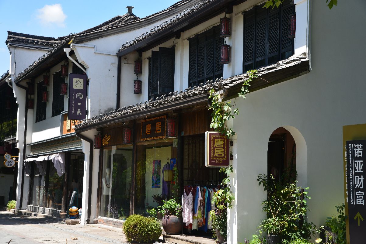 来这个历史文化街区的游人不算多坐落于古时的京杭