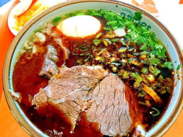 凤凰彩票：从“碗”到“袋”青春力量让兰州牛肉拉面香飘全国