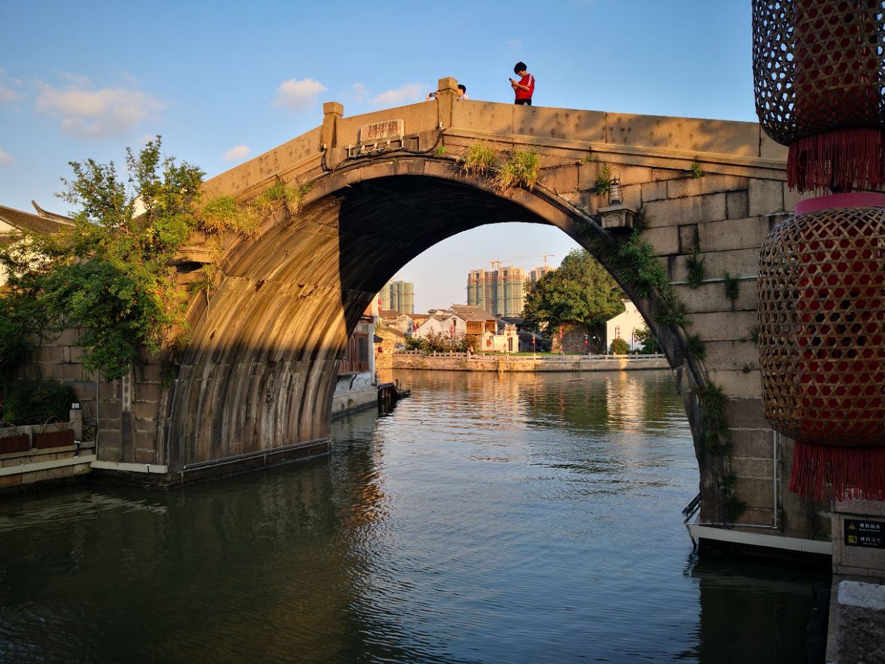 【携程攻略】嘉善安境桥景点,安境桥立于胥塘河上，位于“明清食代”旁，是西塘古镇上的交通中心；…