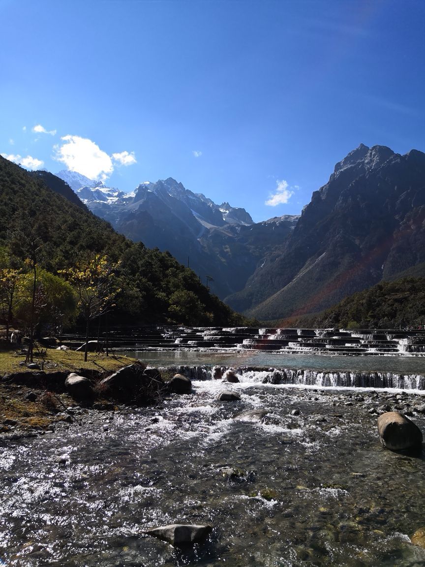 石卡雪山蓝月山谷图片