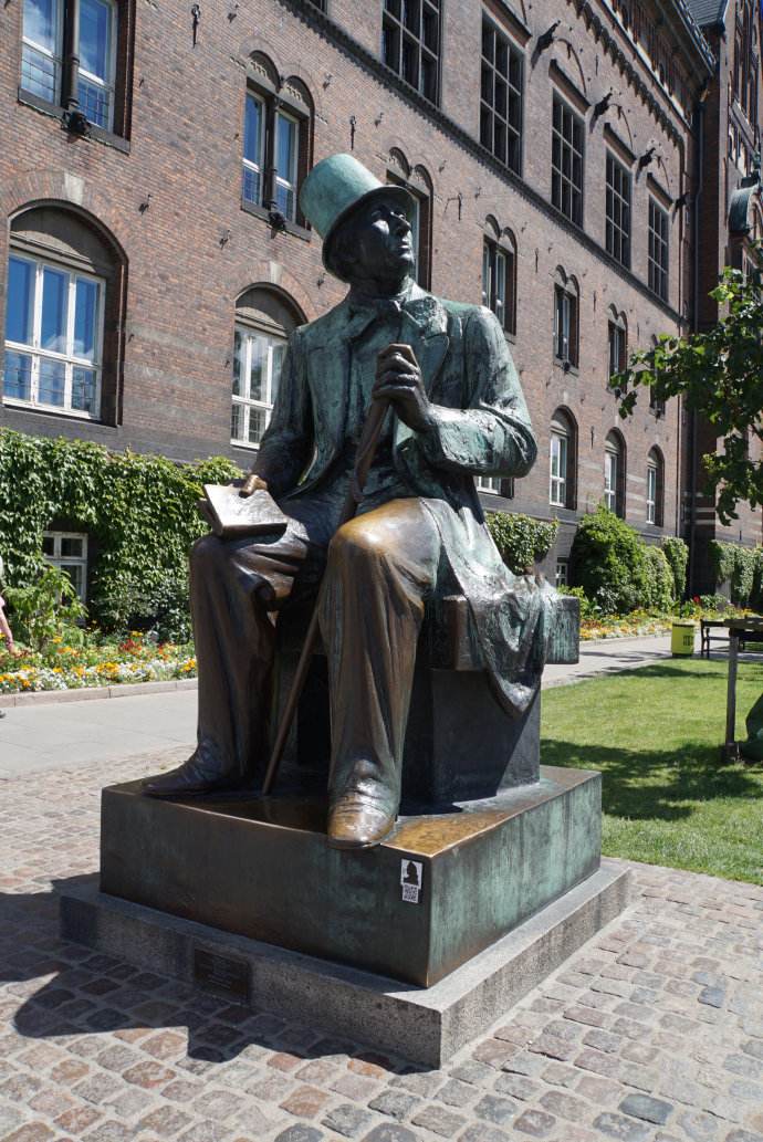 安徒生铜像