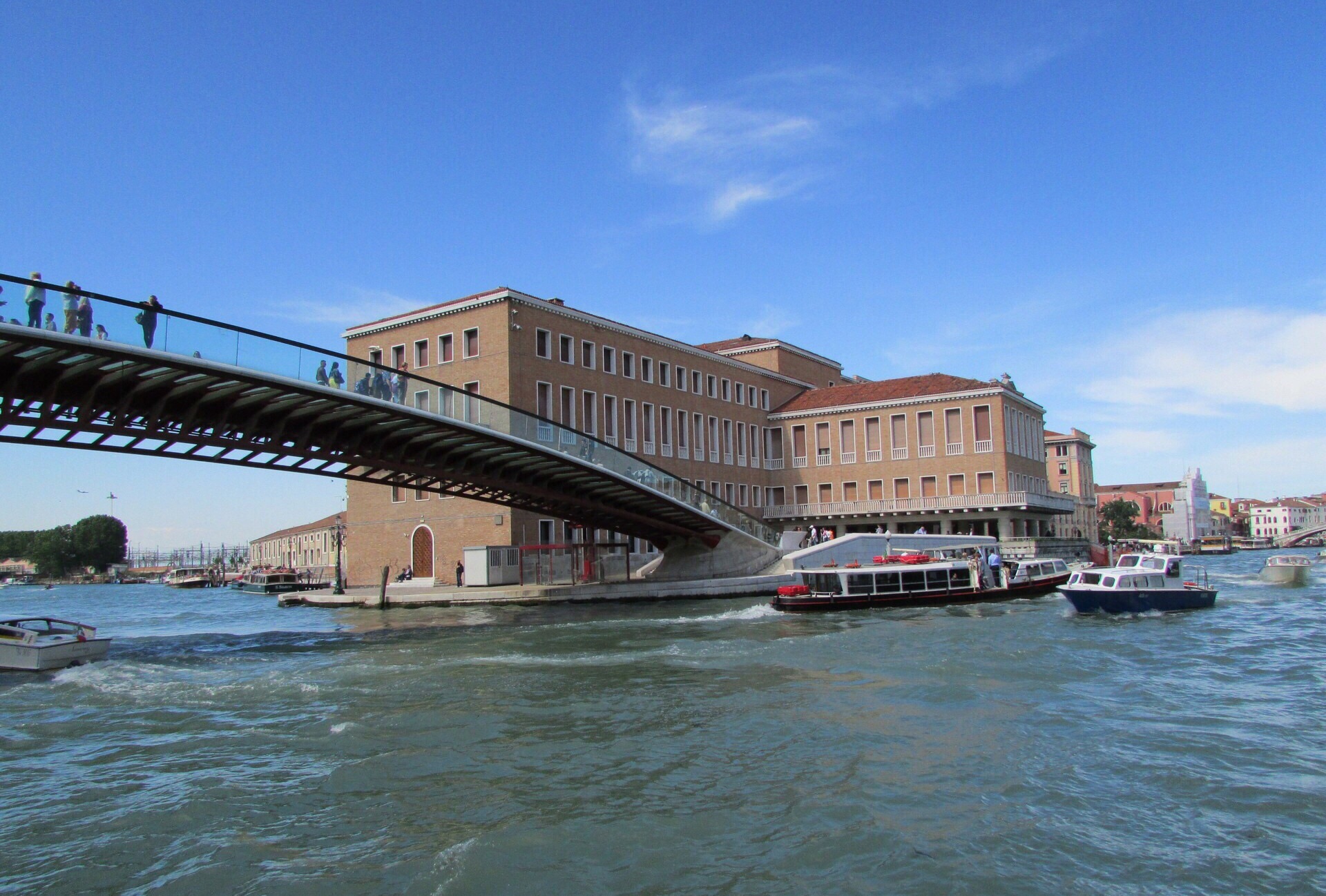 【携程攻略】威尼斯里亚托桥景点,来威尼斯的愿望之一就是看这座桥，曾经读过莎士比亚《威尼斯商人》的…