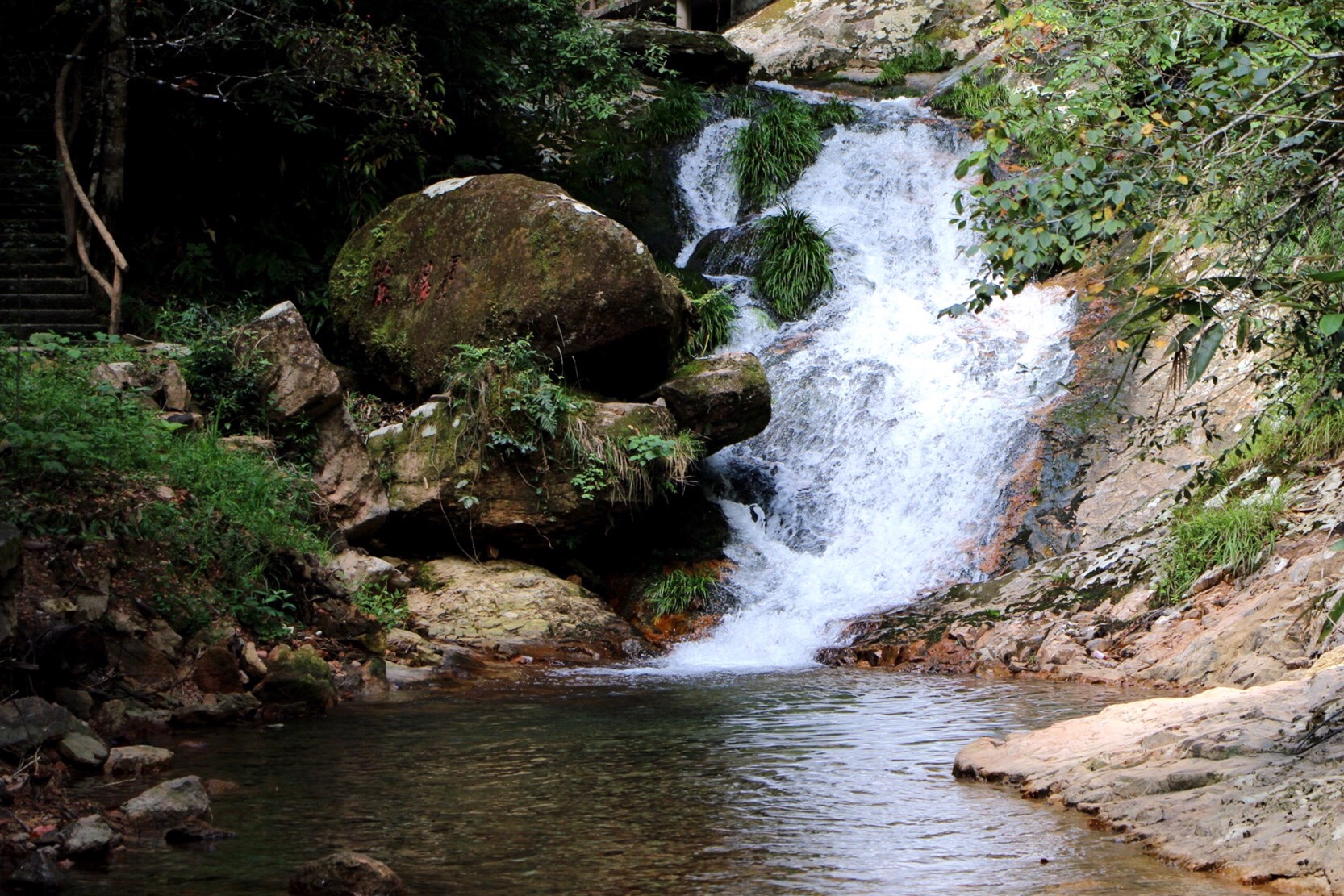 神龙谷 神龙仙境高瀑诱惑 险壑飞瀑,山峰连绵 织为帘,凿为潭,溢为溪