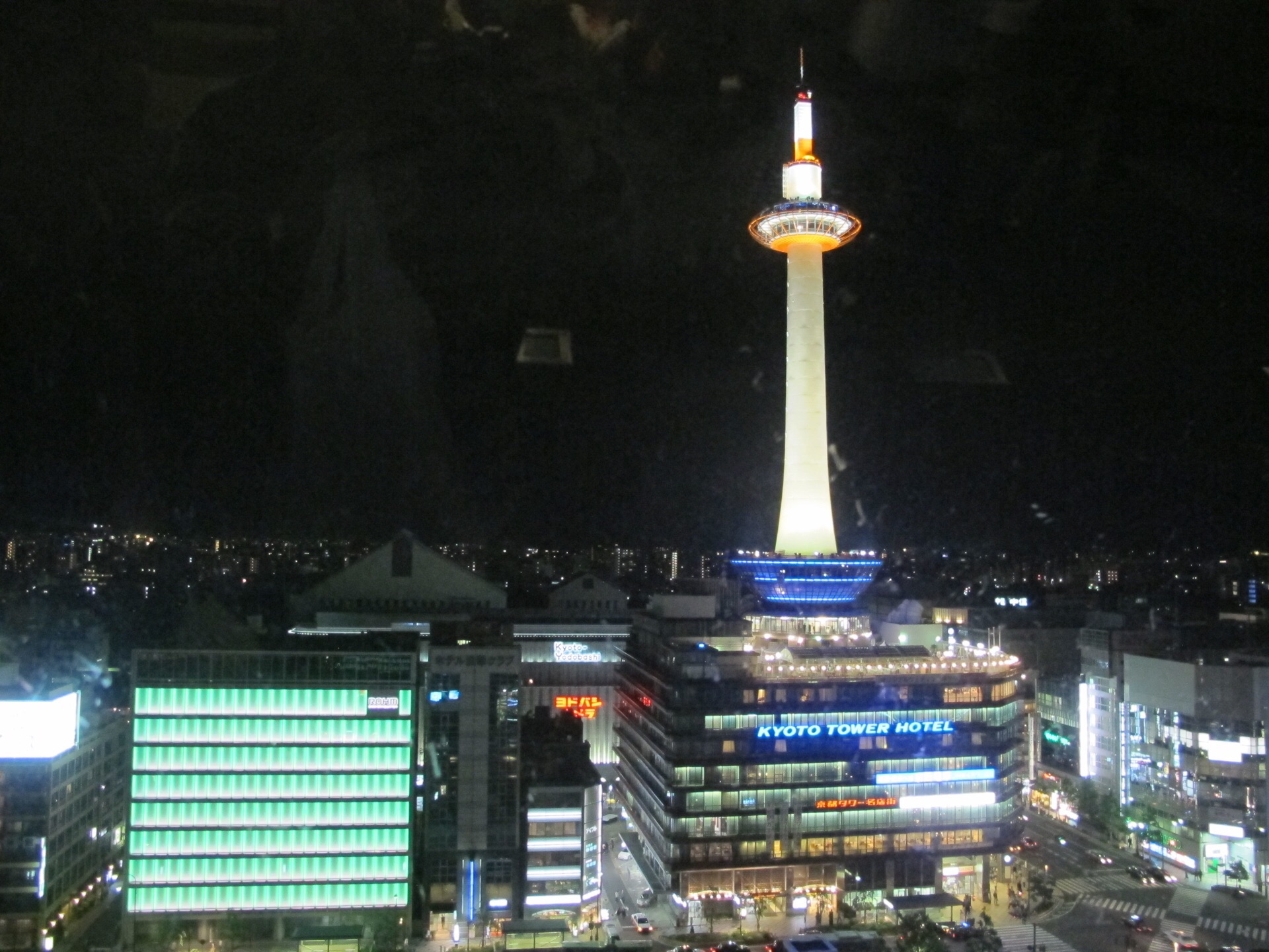 21京都塔游玩攻略 白天看京都塔就好像是插在烛 去哪儿攻略