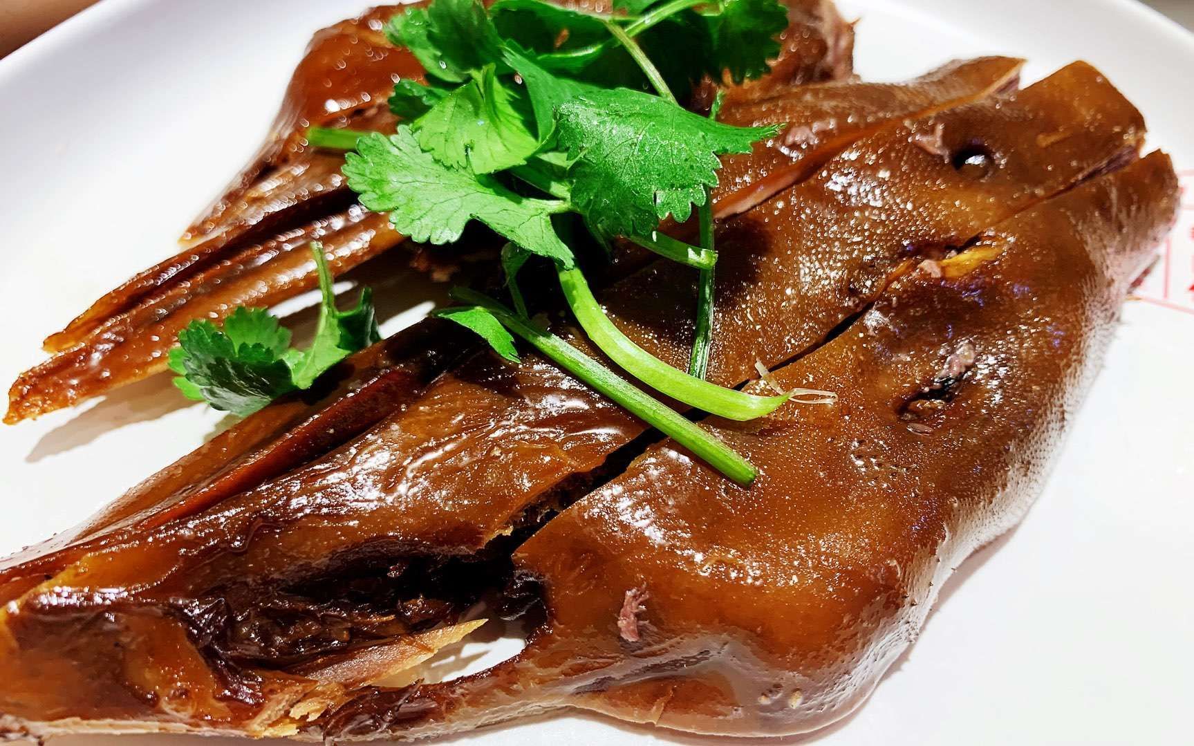 力都没有,隔三差五还去打包回家啃,中了毒一样,潮汕卤水豆腐,卤水鹅头