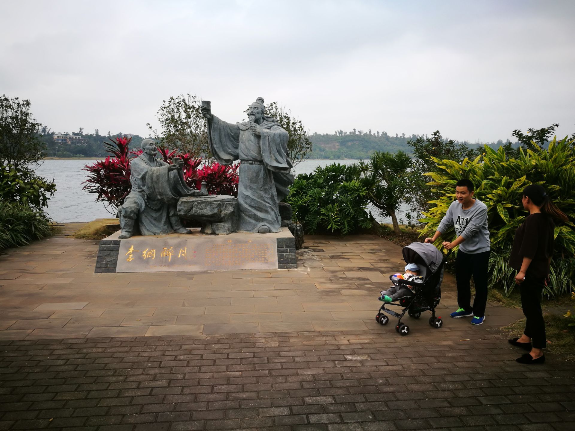 【携程攻略】湛江湖光岩景点,位于湛江市的湖光岩，是个死火山地质博物馆，当年的火山爆发后留下了…