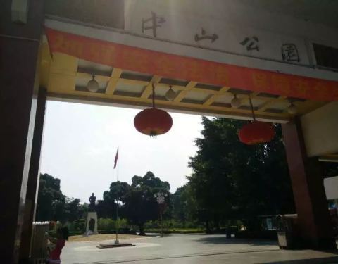 晚上的大连中山公园 100c13000000uzs4m2FB8_C_480_375.jpg