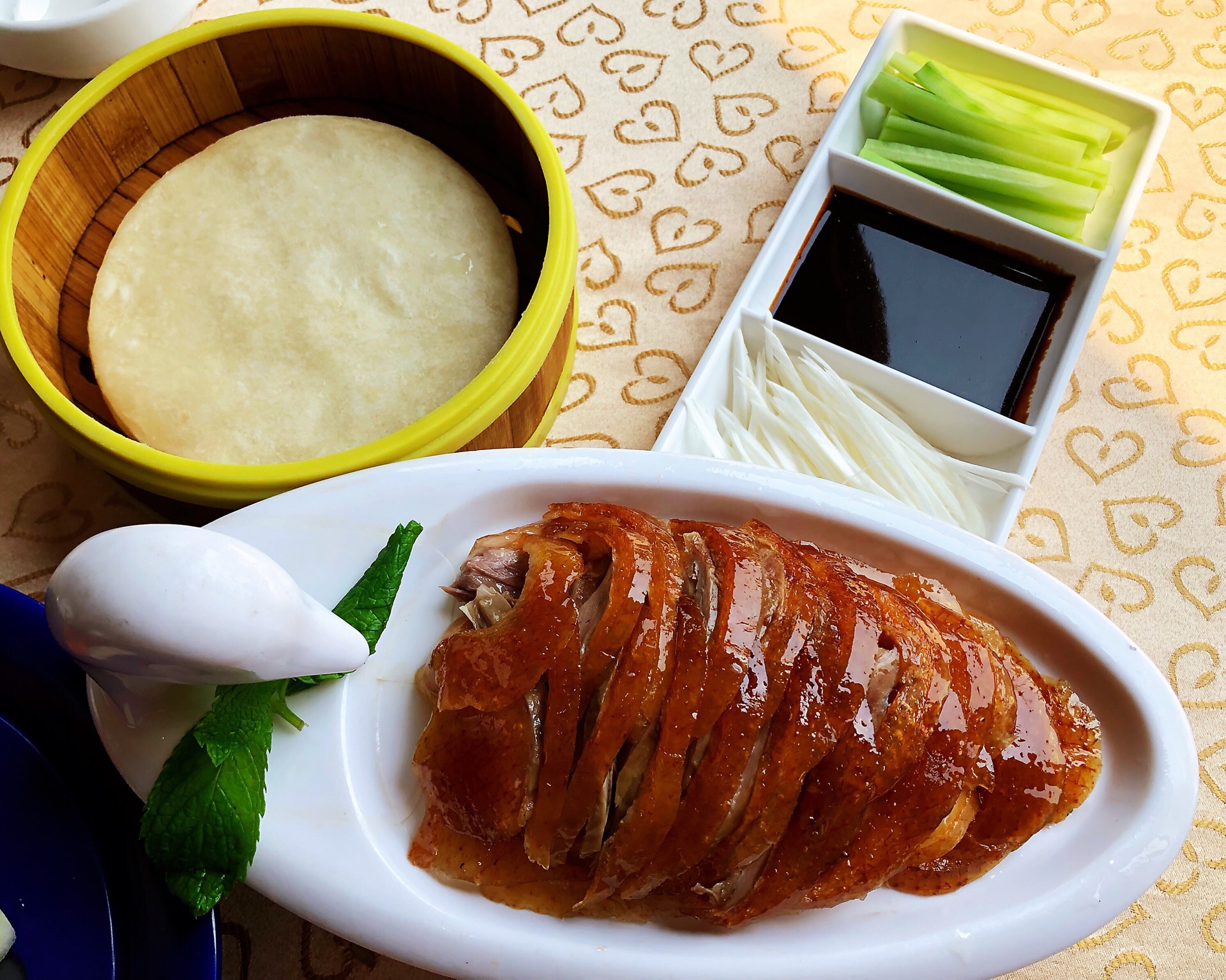 也是正只鸭子推上来先片的量很足热乎乎的烤鸭沾上甜面酱加上葱丝黄瓜