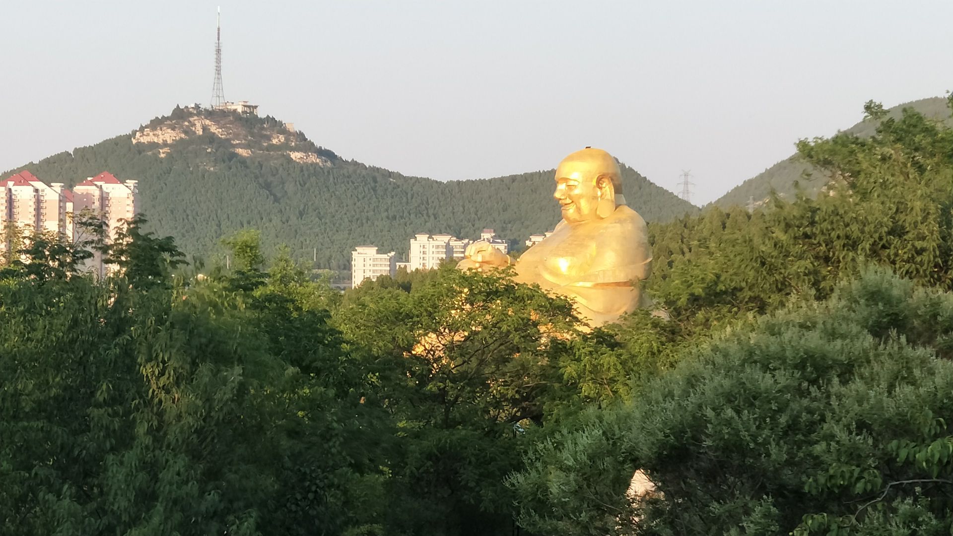 弥勒胜苑位于济南三大名胜之一的千佛山景区内,也是千佛山里面一个大