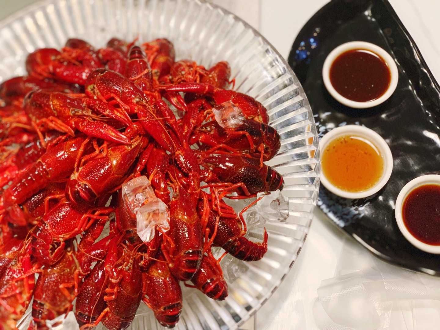 提供的三种调料 个人依旧偏爱芥末味 小龙虾个头层次不齐