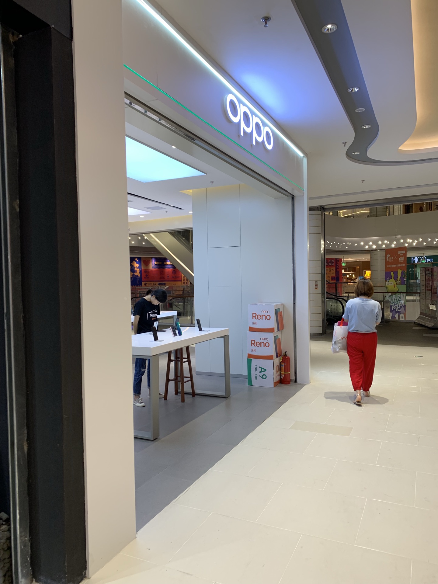 oppo手机有一段时间非常流行,现在感觉用的人明显少了,看到这家店就