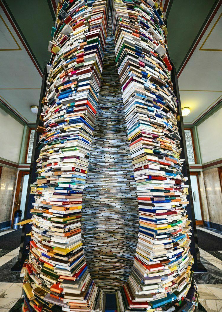 2020布拉格市立图书馆游玩攻略,.图书搭成的旋转台样式的造.